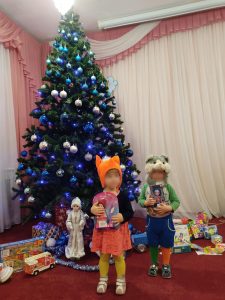 Малыши встречают  Новый год и Рождество Христово  с подарками!