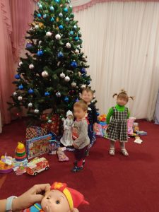 Малыши встречают  Новый год и Рождество Христово  с подарками!
