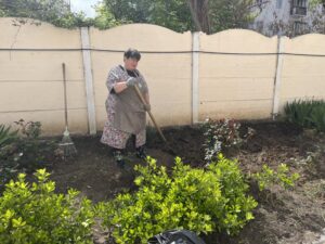 Дружно наводим красоту на территории нашего Центра